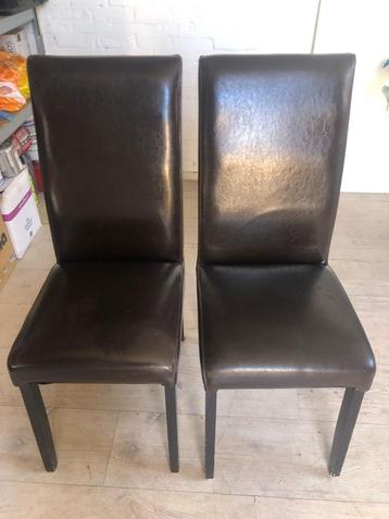 Twee eetkamer stoelen  beschikbaar voor biedingen