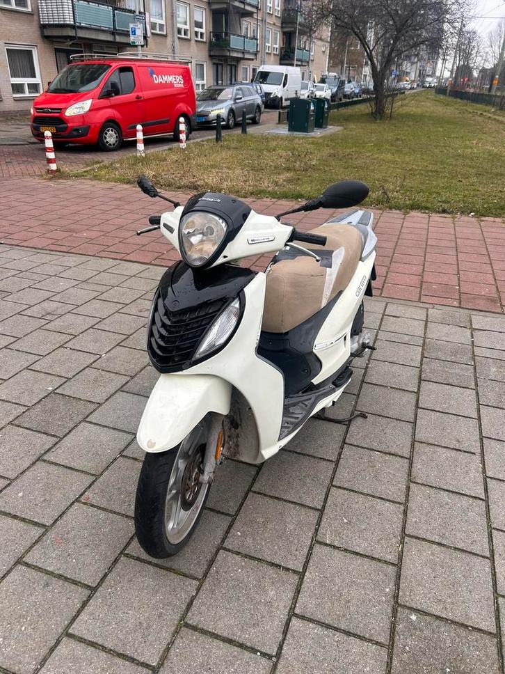 Malaguti Centro 50cc 4T, Fietsen en Brommers, Snorfietsen en Snorscooters, Gebruikt, Overige merken, Benzine, Ophalen