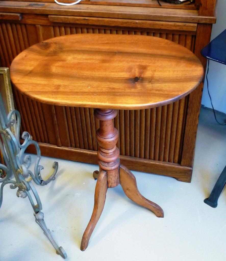 Notenhouten tafeltje op driepoot., Ophalen of Verzenden