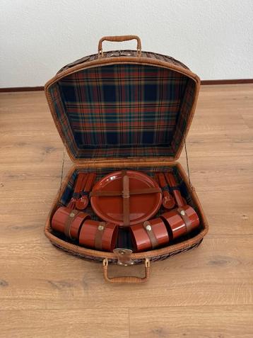 Vintage picknickmand beschikbaar voor biedingen
