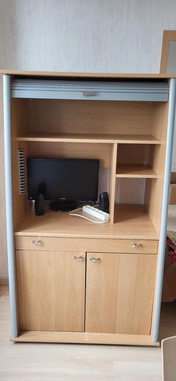 Computerkast met scherm en boxen beschikbaar voor biedingen