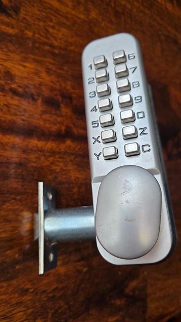 Mechanisch codeslot voor op deur beschikbaar voor biedingen