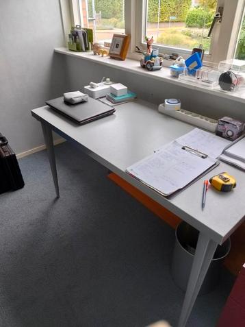  Burotafel met dik blad beschikbaar voor biedingen