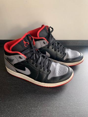 Nike Air Jordan 1 Mid Zwart/Grijs/Rood M43 beschikbaar voor biedingen