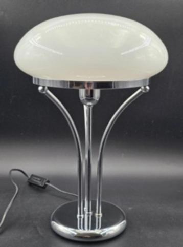 Prachtige design chroom tafellamp met een opaal glazen kap. beschikbaar voor biedingen
