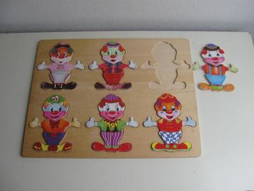 houten puzzel met aankleedpoppetjes beschikbaar voor biedingen