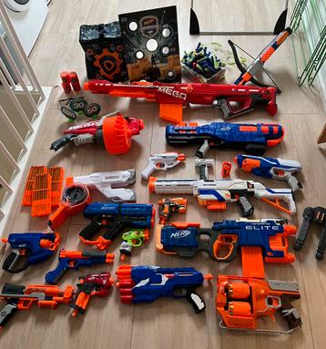 Grote collectie Nerf, 17 pistolen/ geweren en accessoires beschikbaar voor biedingen