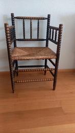 Antieke houten stoel met rieten zitting, Ophalen