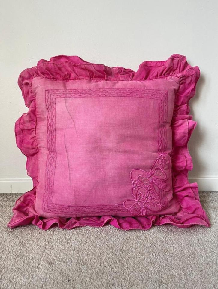 Donkerroze kussen met ruches,52x53cm. Brocante bohemian boho, Huis en Inrichting, Woonaccessoires | Kussens, Gebruikt, Roze, Vierkant
