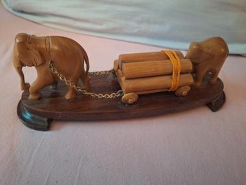 Prachtig vintage houtsnijwerk. 2 olifanten die hout dragen  beschikbaar voor biedingen