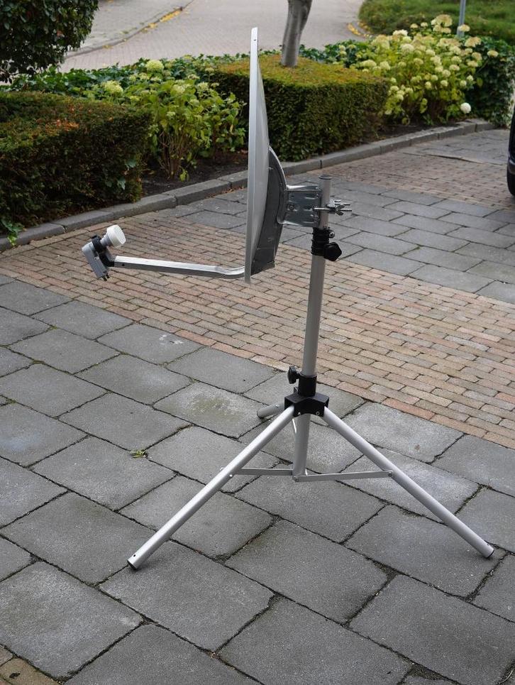 Schotelantenne met statief en LNB en opbergtas, Caravans en Kamperen, Kampeeraccessoires, Gebruikt, Ophalen
