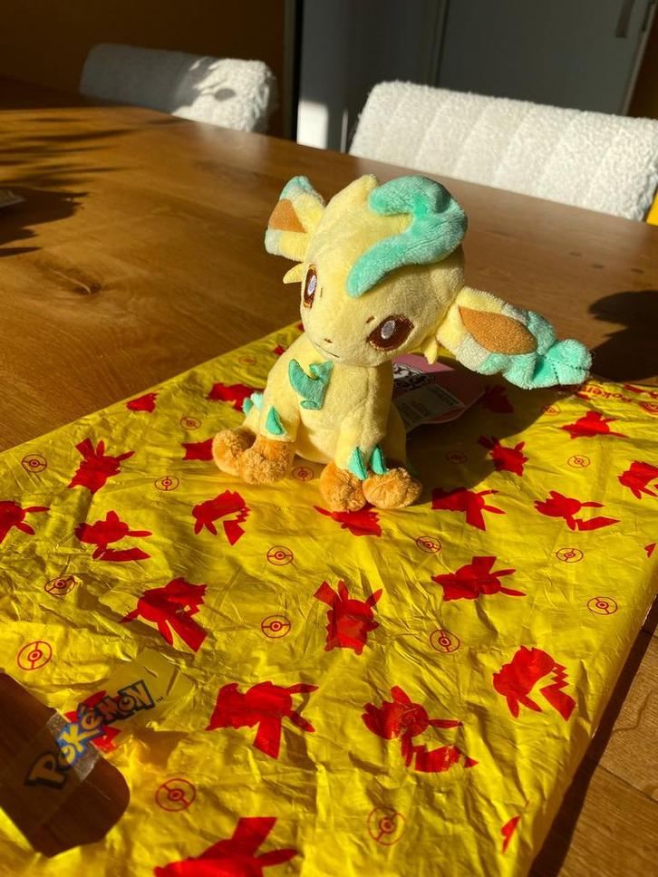 Pokémon Leafeon knuffel van Pokémon center Japan, Hobby en Vrije tijd, Verzamelkaartspellen | Pokémon, Nieuw, Overige typen, Ophalen of Verzenden