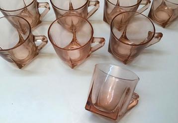 set vintage persglazen roze Art Deco kopjes beschikbaar voor biedingen