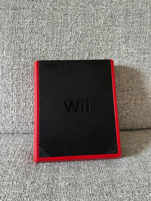 Wii mini + 2 controllers + Mario Strikers, Spelcomputers en Games, Spelcomputers | Nintendo Wii, Gebruikt, Met 2 controllers, Ophalen of Verzenden