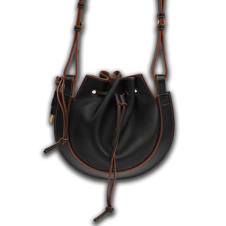 Loewe Horseshoe tas Drawstring zwart, Sieraden, Tassen en Uiterlijk, Tassen | Damestassen, Zo goed als nieuw, Schoudertasje, Zwart