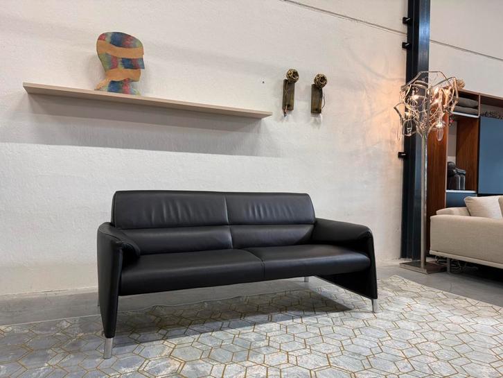 Als nieuw Leolux Felizia Bank 2,5 zits Zwart leer Design, Huis en Inrichting, Banken | Bankstellen, Zo goed als nieuw, Rechte bank