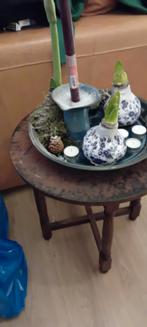 Decoratieve tafel met bloembollen en kaarsen, Ophalen
