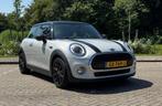 Mini 1.5 Cooper AUT 2015 Whitesilver inclusief trekhaak, Auto's, 4 stoelen, Wit, Origineel Nederlands, 48 €/maand