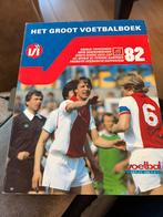 Het Groot Voetbalboek 1982 - Voetbal International, Ophalen of Verzenden, Gelezen, Balsport