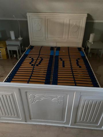 Wit bed beschikbaar voor biedingen