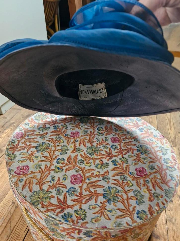 O.a. een elegante blauwe hoed Edna Wallace met bloemen, Kleding | Dames, Hoeden en Petten, Gedragen, Hoed, One size fits all, Ophalen