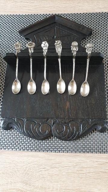 Zilveren lepeltjes in houten wand rekje  beschikbaar voor biedingen