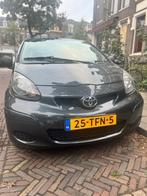 Toyota Aygo 1.0 12V 2012 Grijs met Apple CarPlay 2e eigenaar, Auto's, Zwart, 4 stoelen, 68 pk, Origineel Nederlands