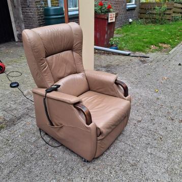 Leren Sta-op Stoel met Houten Armleuningen beschikbaar voor biedingen