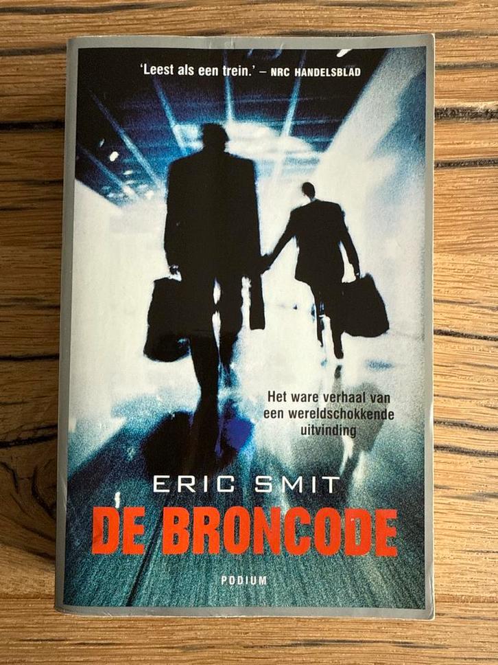 De Broncode - Eric Smit, Boeken, Romans, Zo goed als nieuw, Nederland, Ophalen of Verzenden