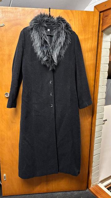 Zwarte wollen jas met bontkraag beschikbaar voor biedingen