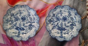 2 antieke blauw porseleinen borden beschikbaar voor biedingen