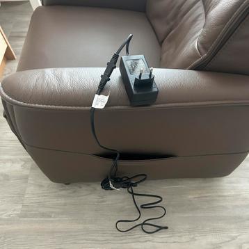 Gebruikte leren sta-op stoel beschikbaar voor biedingen