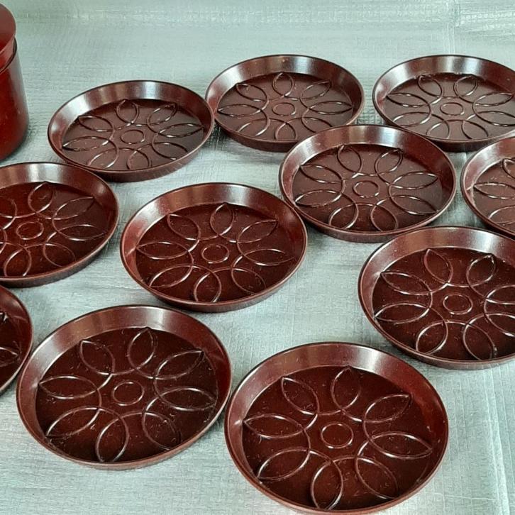 11 onderzetters in bijbehorend doosje bakeliet, Antiek en Kunst, Antiek | Woonaccessoires, Ophalen