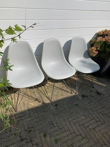 3 Vitra Eames plastic kuipstoelen grijs / metaal / Collector beschikbaar voor biedingen