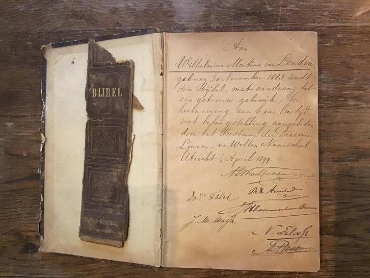 Weet u wie deze bijbel toebehoort?, Antiek en Kunst, Antiek | Boeken en Bijbels, Ophalen