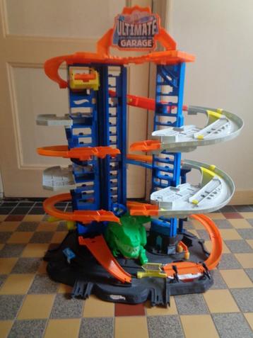 grote parkeergarage van Hot Wheels met bewegende T-Rex beschikbaar voor biedingen