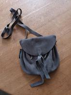 Klein grijs suède tasje van Fred de la Bretoniere, Ophalen of Verzenden, Nieuw, Grijs