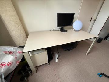 Verstelbaar bureau 200x100cm beschikbaar voor biedingen