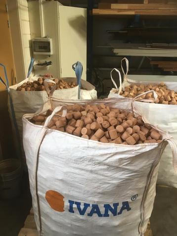 Briketten van hardhout beschikbaar voor biedingen