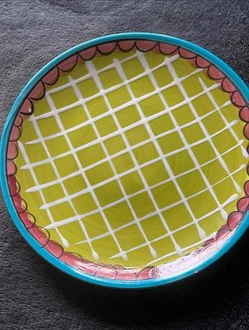 Drie gebaksbordjes van blond beschikbaar voor biedingen