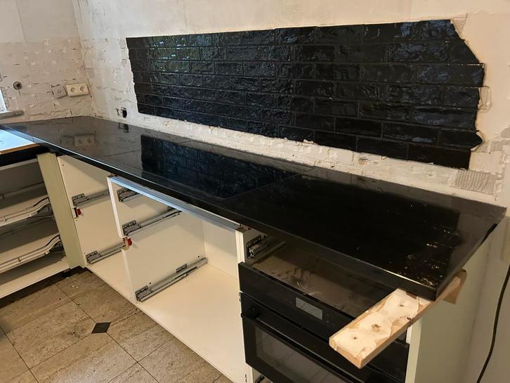 Granieten keukenblad met kookplaat, kraan en wasbak, Huis en Inrichting, Keuken | Keukenelementen, Gebruikt, Minder dan 100 cm