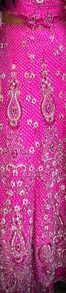 Rose fucshia lehenga volop met strass bewerkt beschikbaar voor biedingen