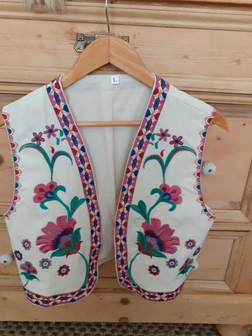 Vrolijk gekleurd gilet beschikbaar voor biedingen