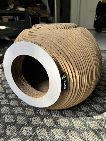 District70 kartonnen kattenmand/krabmeubel beschikbaar voor biedingen