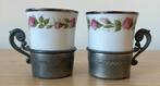 Twee oude porseleinen kopjes in tinnen houder, Bareuther, Ophalen of Verzenden