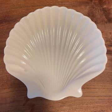 Vintage schaal schelp wit beschikbaar voor biedingen