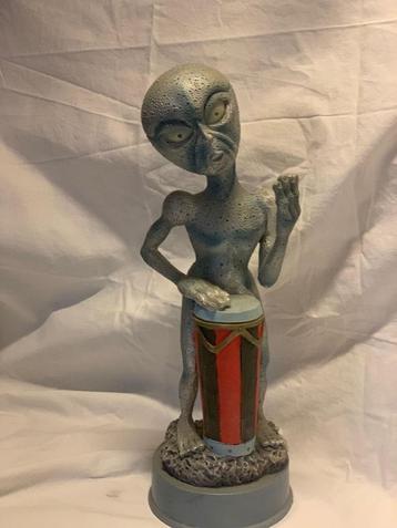 Alien met trommel beschikbaar voor biedingen