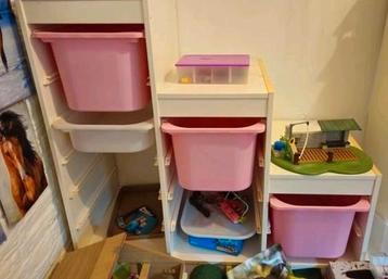 ikea trip trap trofast kast met 3 roze bakken.  beschikbaar voor biedingen