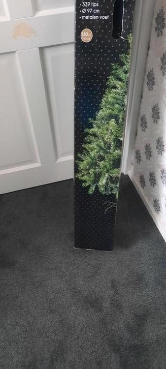 nieuwe kunstof kerstboom 150 cm hoog in doos beschikbaar voor biedingen