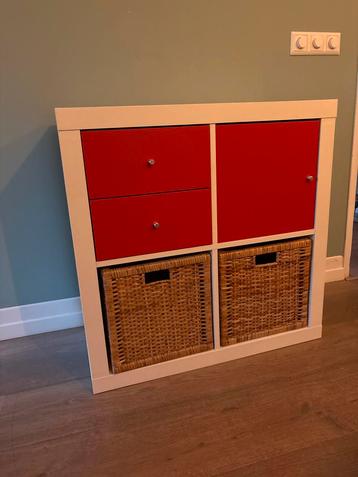 IKEA Kallax (Expedit) kast incl. rode inzetstukken en manden beschikbaar voor biedingen